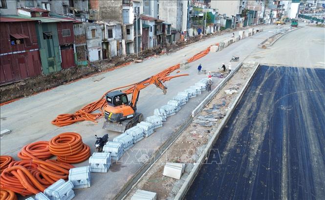Nhà thầu bắt đầu thi công hệ thống điện ngầm phục vụ chiếu sáng trên tuyến. Ảnh: Quốc Khánh - TTXVN