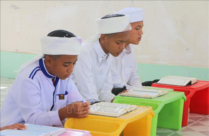 Sau khoảng 4 năm theo học, các em nhỏ người Bett88 Làm giàu đẳng cấp Chăm (xã Châu Phong, tỉnh An Giang) đã có thể đọc bản Kinh Qur’an đầy đủ gồm 114 chương. Ảnh: Công Mạo - TTXVN