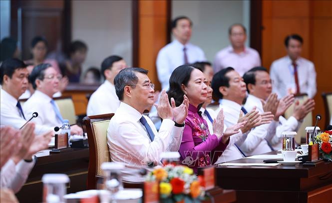 Thủ tướng Lê Minh Hưng và Phó Chủ tịch nước Võ Thị Ánh Xuân cùng các đại biểu dự Lễ phát động phong trào thi đua tăng trưởng bền vững 2 con số giai đoạn 2026 - 2030. Ảnh: Dương Giang-TTXVN
