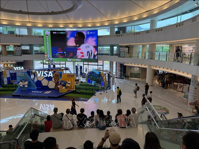 Trung tâm thương mại New Town Plaza lắp đặt màn hình TV 520 inch để phục người hâm mộ World Cup 2026. Ảnh: Lê Anh - PV TTXVN tại Hong Kong