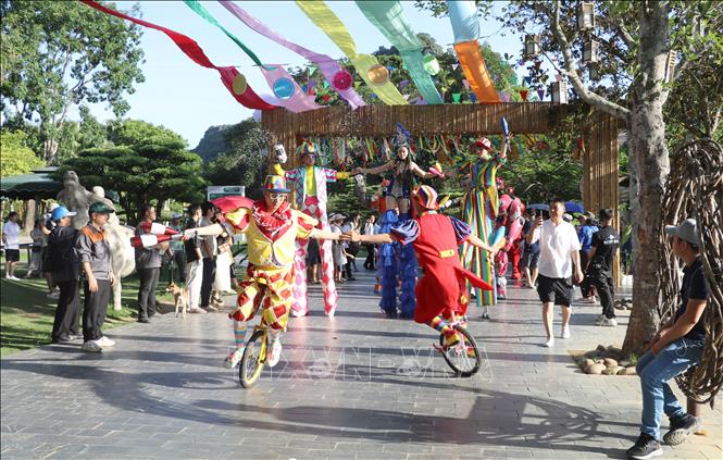 Trình diễn Carnaval với chủ đề “Rực rỡ khai mùa” tại chương trình. Ảnh: Thùy Dung - TTXVN