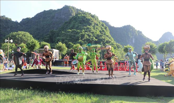 Phân khu Carnaval sắc hạ với chủ đề “Rực rỡ khai mùa” tại chương trình. Ảnh: Thùy Dung - TTXVN