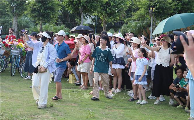 Đông đảo người dân và du khách hào hứng tham gia chương trình. Ảnh: Thùy Dung - TTXVN