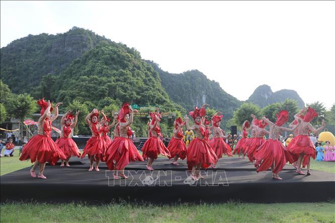 Phân khu Carnaval sắc hạ với chủ đề “Rực rỡ khai mùa” tại chương trình. Ảnh: Thùy Dung - TTXVN