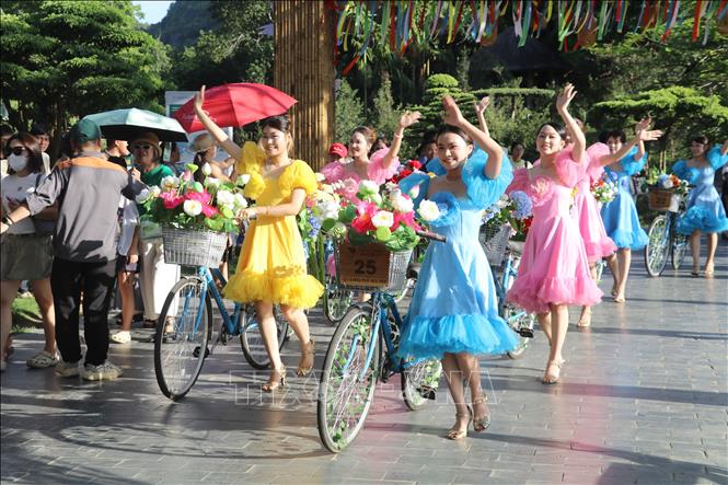 Trình diễn Carnaval với chủ đề “Rực rỡ khai mùa” tại chương trình. Ảnh: Thùy Dung - TTXVN
