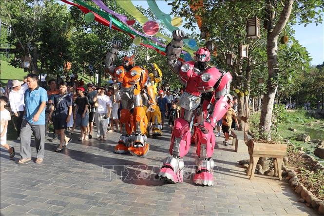 Trình diễn Carnaval với chủ đề “Rực rỡ khai mùa” tại chương trình. Ảnh: Thùy Dung - TTXVN