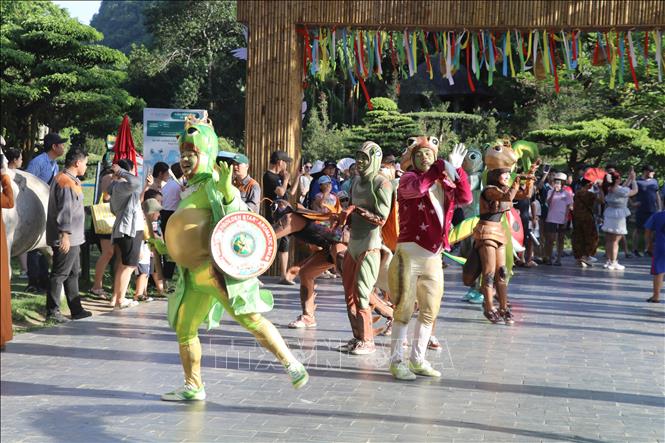 Chương trình mở ra không khí lễ hội với sắc màu nhiệt đới. Ảnh: Thùy Dung - TTXVN