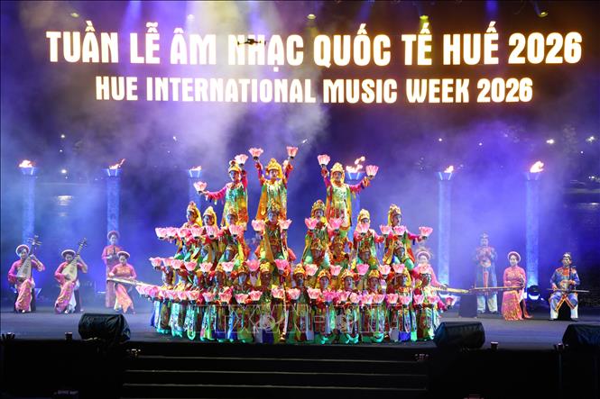 Tiết mục nghệ thuật của Nhà hát Nghệ thuật truyền thống Cung đình Huế trong đêm khai mạc Tuần lễ Âm nhạc quốc tế Huế. Ảnh: Mai Trang - TTXVN