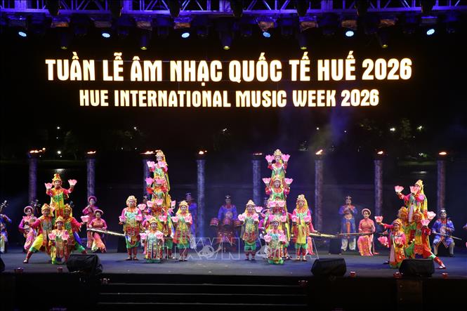 Tiết mục nghệ thuật của Nhà hát Nghệ thuật truyền thống Cung đình Huế trong đêm khai mạc Tuần lễ Âm nhạc quốc tế Huế. Ảnh: Mai Trang - TTXVN