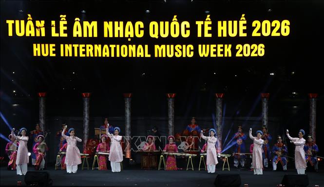 Tiết mục nghệ thuật trong đêm khai mạc Tuần lễ Âm nhạc quốc tế Huế. Ảnh: Mai Trang - TTXVN