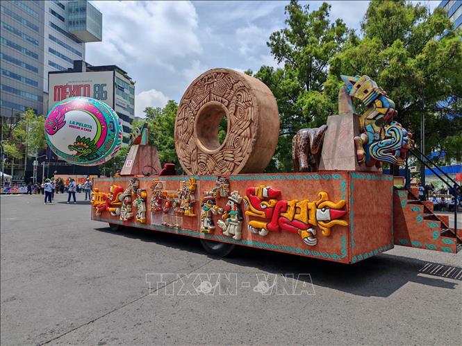Mô hình thuyền trajinera, biểu tượng của khu du lịch Xochimilco, xuất hiện trong cuộc diễu hành Bet88013 88k Cho Tân Thủ chào mừng World Cup 2026 tại Mexico City ngày 13/6. Ảnh: Phương Lan - PV TTXVN tại Mexico 