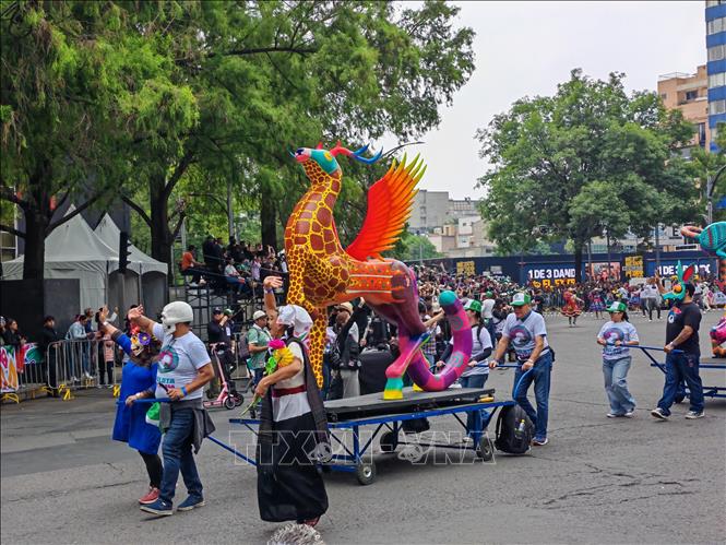 Các mô hình Alebrijes được trưng bày và diễu hành nhằm quảng bá nghệ thuật dân gian Mexico tới du khách quốc tế. Ảnh: Phương Lan - PV TTXVN tại Mexico 