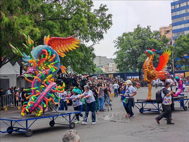Các sinh vật huyền ảo Alebrijes, một biểu tượng nghệ thuật dân gian Mexico, góp mặt trong cuộc diễu hành World Cup 2026. Ảnh: Phương Lan - PV TTXVN tại Mexico 