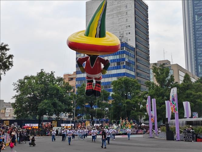 Mô hình linh vật Pique của World Cup 1986 xuất hiện trong cuộc diễu hành Bet88013 88k Cho Tân Thủ chào mừng World Cup 2026 tại Mexico City ngày 13/6. Ảnh: Phương Lan- PV TTXVN tại Mexico 