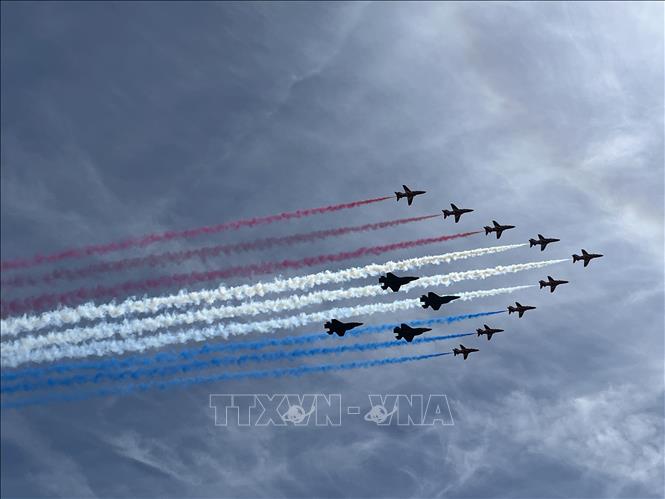 Đội bay nhào lộn Red Arrows của Không quân Hoàng gia Anh, bay cùng tiêm kích tàng hình F-35B, vẽ dải khói đỏ-trắng-xanh màu cờ Vương quốc Anh trên bầu trời London, khép lại lễ duyệt binh mừng sinh nhật Nhà vua. Ảnh: Hương Giang - PV TTXVN tại Anh