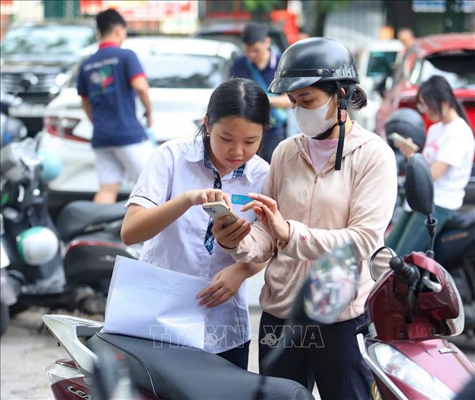 Phụ huynh dặn dò, động viên thí sinh tự tin bước vào kỳ thi. Ảnh: Bùi Tiến Long - TTXVN phát