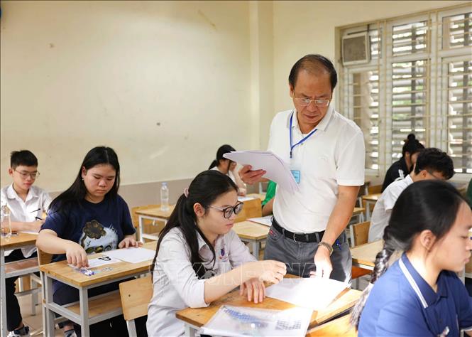 Ông Lê Văn Cường - Phó Hiệu trưởng nhà trường cho biết, chỉ tiêu tuyển sinh năm học 2026-2027 là 420 học sinh, trong khi đó có 5.566 thí sinh đăng ký dự thi. Với số lượng này, tỉ lệ chọi vào trường tương đương 1/13, tăng đáng kể so với năm trước. Ảnh: Thanh Tùng - TTXVN 