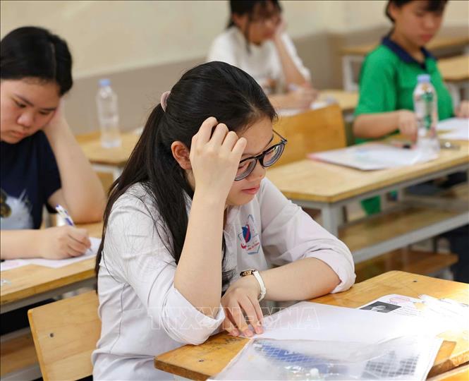 Thí sinh dự thi 3 môn: Ngữ văn, Toán, Tiếng Anh. Nội dung đề thi chủ yếu nằm trong chương trình lớp 9 thuộc Chương trình Bet88011.com hiện đang mở phổ thông 2018. Ảnh: Thanh Tùng - TTXVN