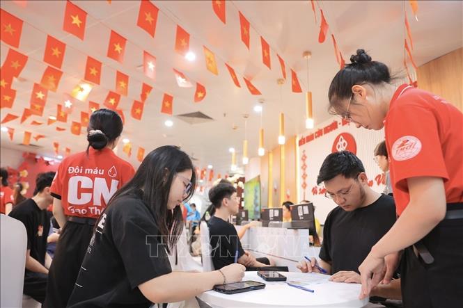 Tình nguyện viên đăng ký hiến máu tại Viện Huyết học - Truyền máu Trung ương, sáng 14/6. Ảnh: Minh Quyết - TTXVN
