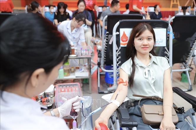 Hiến máu cứu người, một nghĩa cử cao đẹp. Ảnh: Minh Quyết - TTXVN