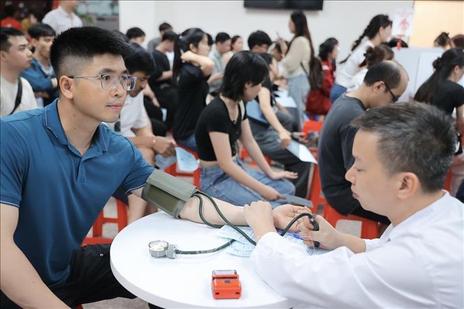 Khu vực đo huyết áp cho tình nguyện viên đến hiến máu tại Viện Huyết học - Truyền máu Trung ương, sáng 14/6. Ảnh: Minh Quyết - TTXVN