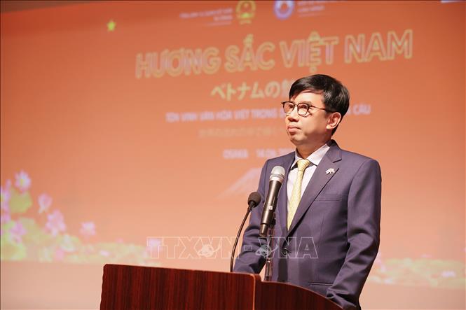 Tổng lãnh sự Việt Nam tại Osaka Nguyễn Trường Sơn phát biểu chào mừng. Ảnh: Xuân Giao – Pv TTXVN tại Nhật Bản