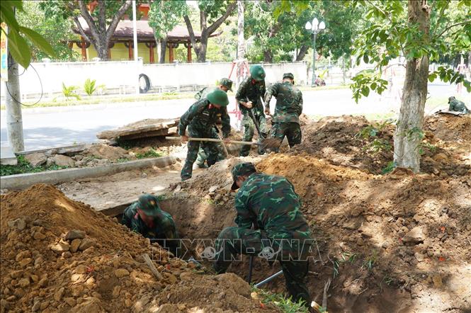 Lực lượng chức năng tiến hành đào rãnh ngang. Ảnh: Dư Toán - TTXVN