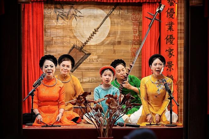 Tiết mục “Xẩm Huê tình” được biểu diễn bởi 3 thế hệ ca nương của Bích Câu Đạo Quán. Ảnh: Phạm Tuấn Anh - TTXVN