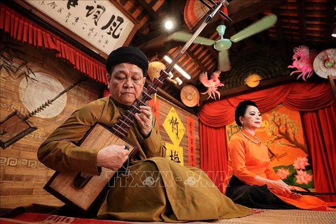 Đàn đáy cần đàn dài, ba dây và âm sắc trầm sâu, đàn đáy là nhạc cụ đặc trưng của ca trù, nâng đỡ giọng ca nương và hòa cùng tiếng phách, trống chầu tạo nên không gian diễn xướng cổ truyền. Ảnh: Phạm Tuấn Anh - TTXVN