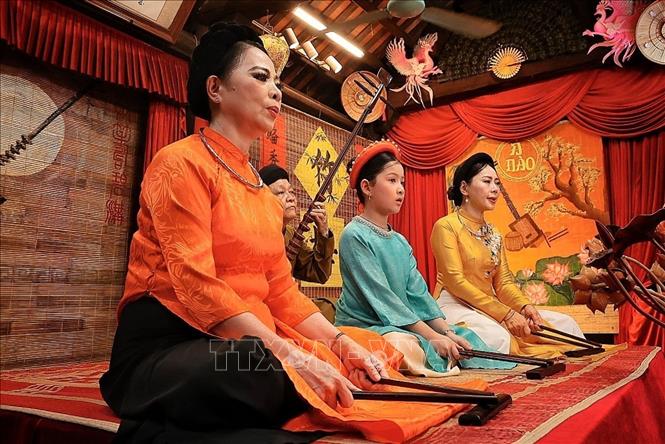 Ba thế hệ ca nương cùng trình diễn tại Bích Câu Đạo Quán, thể hiện sự tiếp nối và trao truyền Bet88447 link đăng nhập ca trù từ các nghệ nhân đi trước tới lớp trẻ hôm nay. Ảnh: Phạm Tuấn Anh - TTXVN
