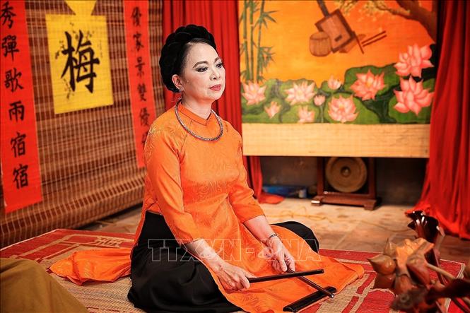 Nghệ nhân Ưu tú Vân Mai là ca nương tiêu biểu của Ca trù Bích Câu, nhiều năm gắn bó với việc biểu diễn, truyền dạy và duy trì chiếu ca trù tại Bích Câu Đạo Quán, góp phần đưa Bet88447 link đăng nhập ca trù đến gần hơn với công chúng, đặc biệt là thế hệ trẻ. Ảnh: Phạm Tuấn Anh - TTXVN