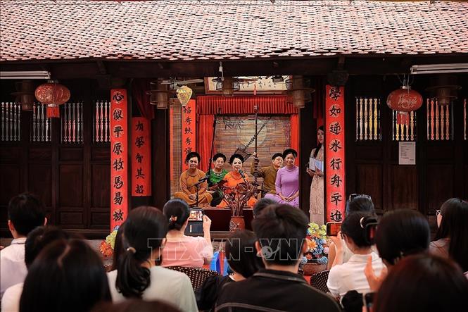 Tiết mục “Hát chúc hỗ” là một thể cách mang tính nghi lễ trong ca trù, hàm chứa ý nghĩa chúc tụng, cầu điều tốt lành, góp phần mở ra không khí trang trọng cho chiếu hát. Ảnh: Phạm Tuấn Anh - TTXVN