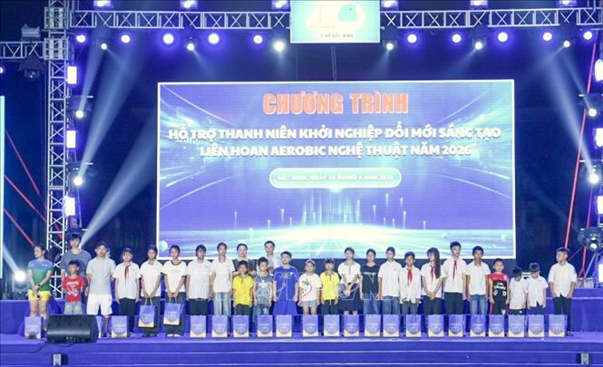 Ban tổ chức tặng quà cho trẻ em có hoàn cảnh khó khăn. Ảnh: Thanh Thương - TTXVN