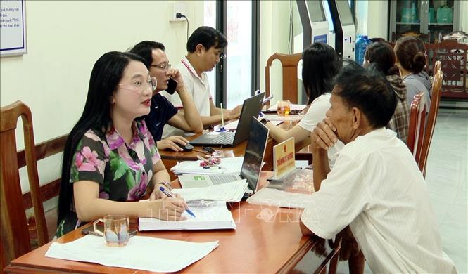 Mô hình “Ngày thứ Bảy – Chính quyền tận tâm, công dân thuận tiện” do UBND phường Bắc Gianh triển khai để tiếp nhận, hướng dẫn và giải quyết hồ sơ cho người dân vào ngày cuối tuần. Ảnh: Tá Chuyên - TTXVN