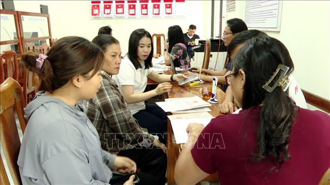Điều khiến ông hài lòng không chỉ là thời gian linh hoạt mà còn là thái độ phục vụ niềm nở, tận tình của đội ngũ cán bộ UBND phường Bắc Gianh dù làm việc ngày cuối tuần. Ảnh: Tá Chuyên - TTXVN