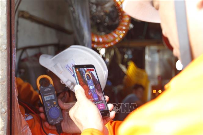 Nhân viên Công ty Điện lực Tân Bình, TP. Hồ Chí Minh sửa chữa điện hotline. Ảnh: Thanh Vũ – TTXVN