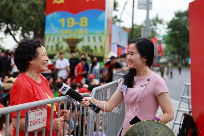Phóng viên TTXVN phỏng vấn người dân tại Lễ diễu binh, diễu hành kỷ niệm 80 năm Quốc khánh nước Cộng hòa xã hội chủ nghĩa Việt Nam (9/2025). Ảnh: TTXVN