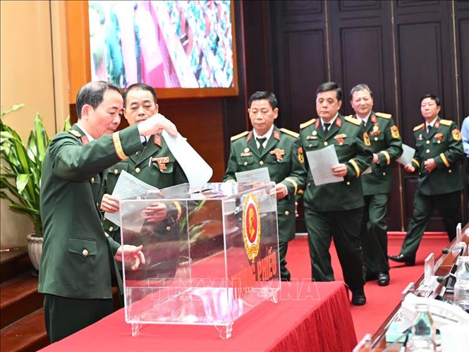 Các đại biểu bỏ phiếu bầu Ban chấp hành khóa 8, nhiệm kỳ 2026 - 2031. Ảnh: Trọng Đức - TTXVN