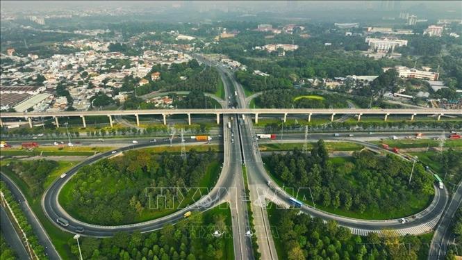 Tập trung hoàn thành các dự án hạ tầng trọng điểm quốc gia, quy mô lớn, kết nối liên vùng, liên tỉnh, khu vực và thế giới. Trong ảnh: Nút giao cao tốc TP.Hồ Chí Minh - Long Thành - Dầu Giây giao với đường Võ Chí Công, phường Trường Thọ, thành phố Thủ Đức. Ảnh: Vũ Sinh - TTXVN