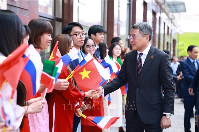 Cán bộ, nhân viên Đại sứ quán và cộng đồng người Việt Nam tại thành phố Kazan, Cộng hoà Tatarsta đón Thủ tướng Lê Minh Hưng. Ảnh: Dương Giang – TTXVN
