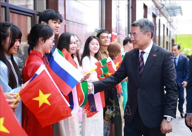Cán bộ, nhân viên Đại sứ quán và cộng đồng người Việt Nam tại thành phố Kazan, Cộng hoà Tatarsta đón Thủ tướng Lê Minh Hưng. Ảnh: Dương Giang – TTXVN
