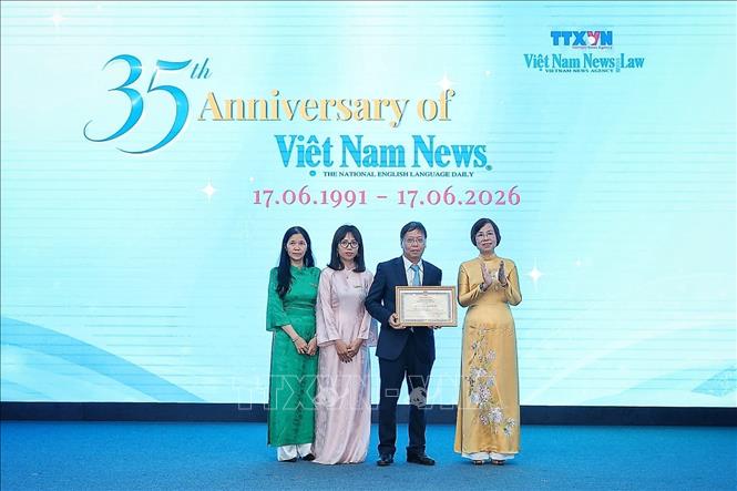 Đồng chí Vũ Việt Trang, Ủy viên Ban Thường vụ Đảng ủy các cơ quan Đảng Trung ương, Phó Trưởng Ban Tuyên giáo và Dân vận Trung ương, Bí thư Đảng ủy, Tổng Giám đốc BET88 ✅ Link Trang Chủ Đăng Ký, Đăng Nhập BETT88 2026 trao bằng khen cho đại diện báo Viet Nam News & Law. Ảnh: Phạm Tuấn Anh - TTXVN