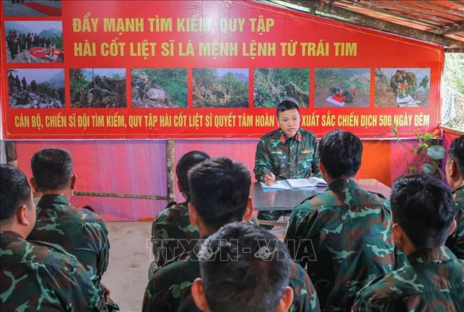 Trung tá Hoàng Vũ Dũng - Đội phó Đội Tìm kiếm, quy tập hài cốt liệt sĩ Tuyên Quang trao đổi, xác định khu vực trọng điểm và triển khai nhiệm vụ tìm kiếm hài cốt liệt sĩ tại xã Minh Tân. Ảnh: Hoàng Hiếu - TTXVN