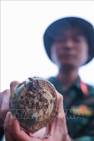 Tại nhiều khu vực tại chiến trường Vị Xuyên xưa, nhiều loại mìn còn sót lại có cấu tạo bằng nhựa, gây không ít khó khăn cho quá trình thực hiện nhiệm vụ. Ảnh: Hoàng Hiếu - TTXVN