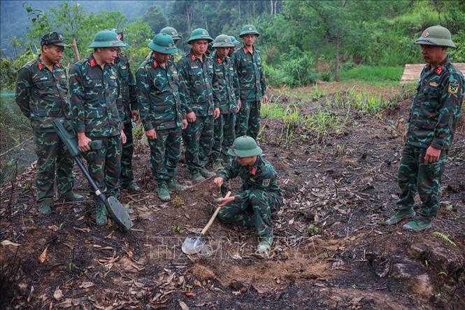 Các thành viên Đội tìm kiếm, quy tập hài cốt Liệt sĩ sử dụng máy dò mìn để đảm bảo khu vực tìm kiếm 