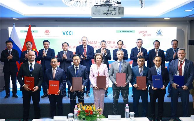 Thủ tướng Lê Minh Hưng chứng kiến trao thoả thuận hợp tác, biên bản ghi nhớ giữa các doanh nghiệp Việt Nam và Liên bang Nga. Ảnh: Dương Giang - TTXVN
