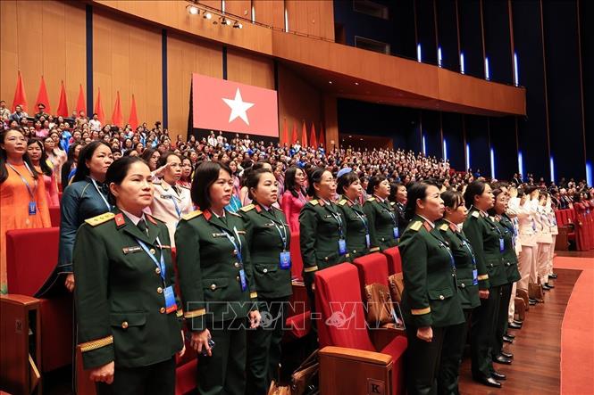 Các đại biểu thực hiện nghi thức chào cờ. Ảnh: Tuấn Anh - TTXVN