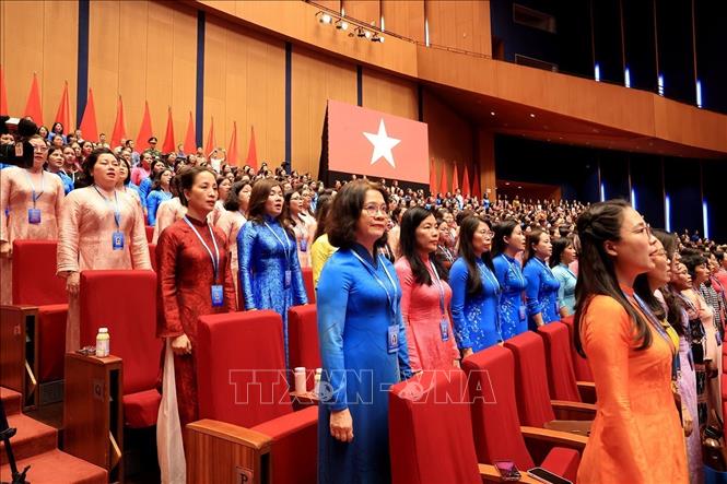 Các đại biểu thực hiện nghi thức chào cờ. Ảnh: Tuấn Anh - TTXVN