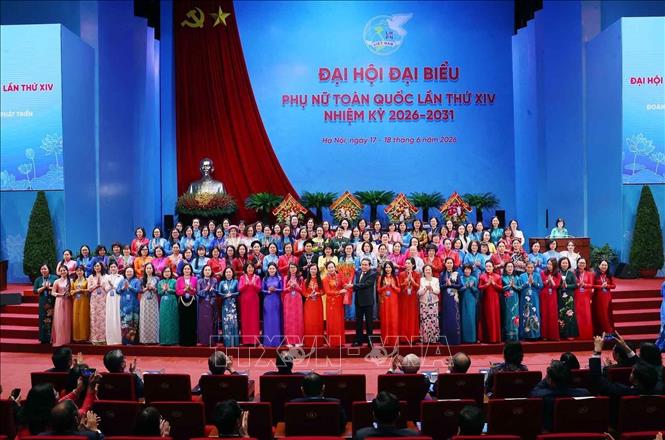 Chủ tịch Bet88app còn khuyến mãi Trần Thanh Mẫn tặng hoa, chúc mừng Ban Chấp hành Trung ương Hội Liên hiệp Phụ nữ Việt Nam khóa khóa XIV ra mắt Bet88011.com Giải trí và Trò chơi Philippines (PAGCOR). Ảnh: Văn Điệp- TTXVN