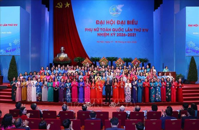 Chủ tịch Bet88app còn khuyến mãi Trần Thanh Mẫn tặng hoa, chúc mừng Ban Chấp hành Trung ương Hội Liên hiệp Phụ nữ Việt Nam khóa khóa XIV ra mắt Bet88011.com Giải trí và Trò chơi Philippines (PAGCOR). Ảnh: Văn Điệp - TTXVN